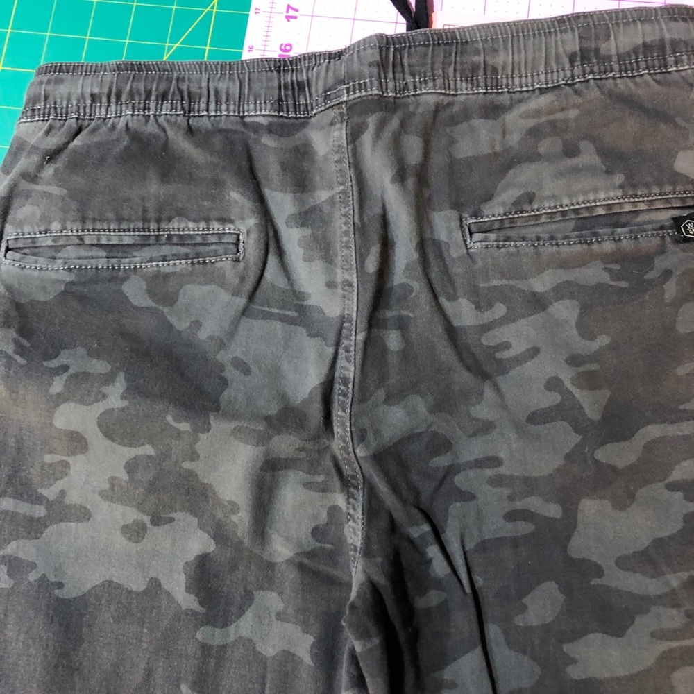 EUC Men’s West 49 Camo Joggers - Picture 3 of 7